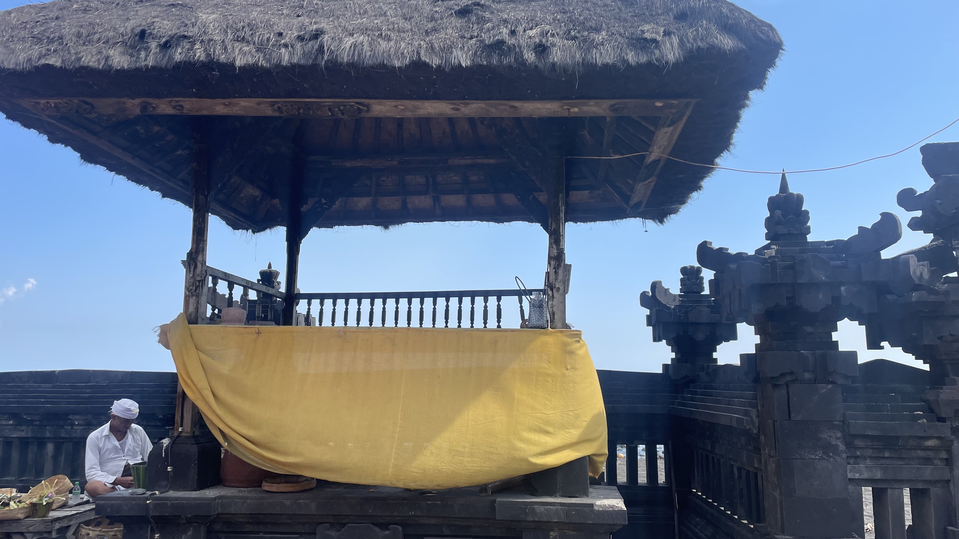 Jaba Sisi Linggih - bale panggungan.jpg